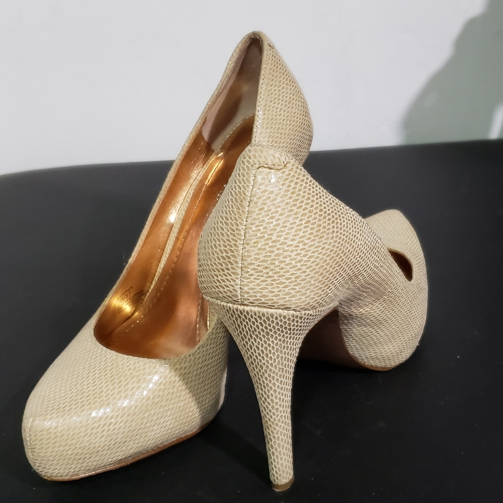 BCBG nude parade high heel platform. Size 7